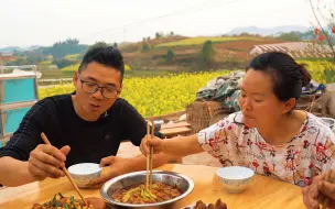 Скачать видео: 做一盘黄豆烧猪蹄犒劳波哥，香辣软糯，大家直夸好吃