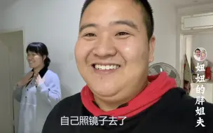 Video herunterladen: 媳妇怀孕6个月还坚持上班，小伙送礼物哄她开心，再苦再累也值得