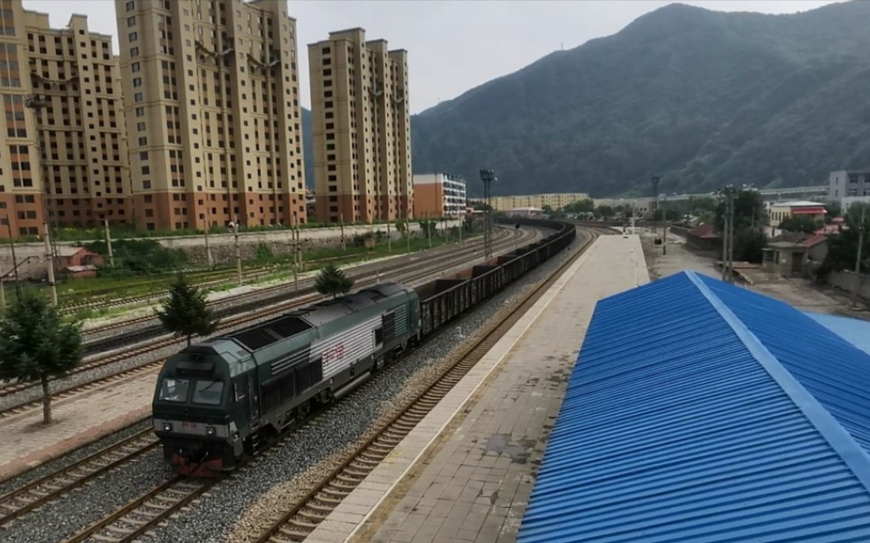 hxn3牵引敞车通过南芬站