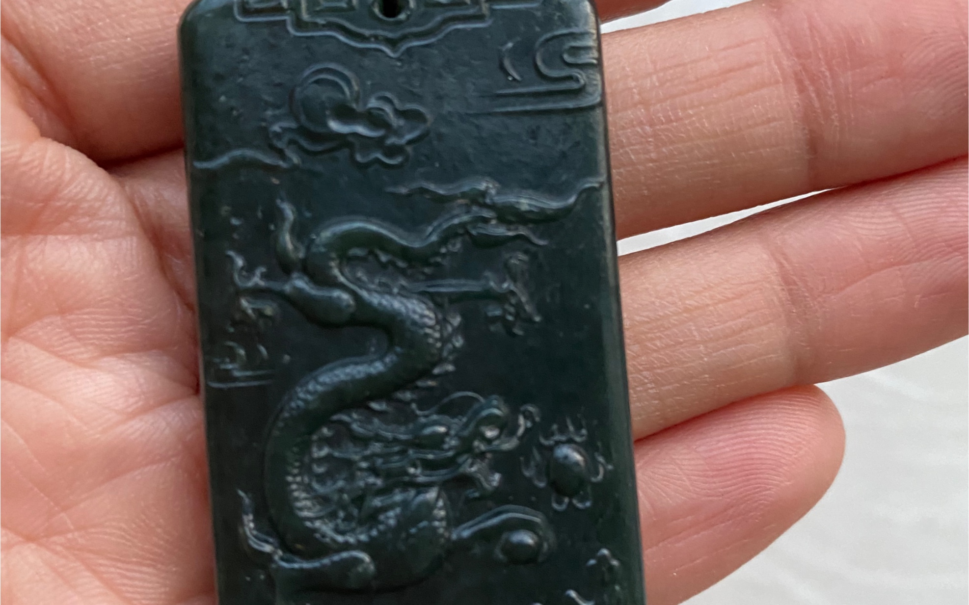 纯天然和田玉青玉龙牌挂件,尺寸高5厘米,宽3厘米,厚7毫米,终身保真