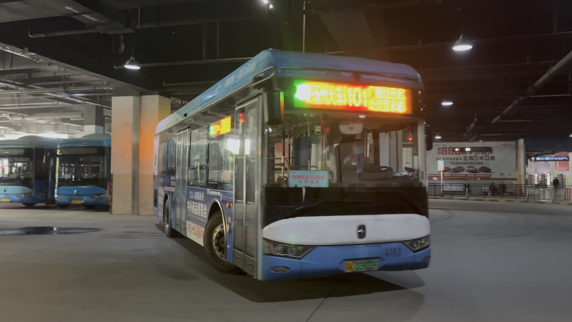 扬州公交101路4197进入西部客运枢纽上客区