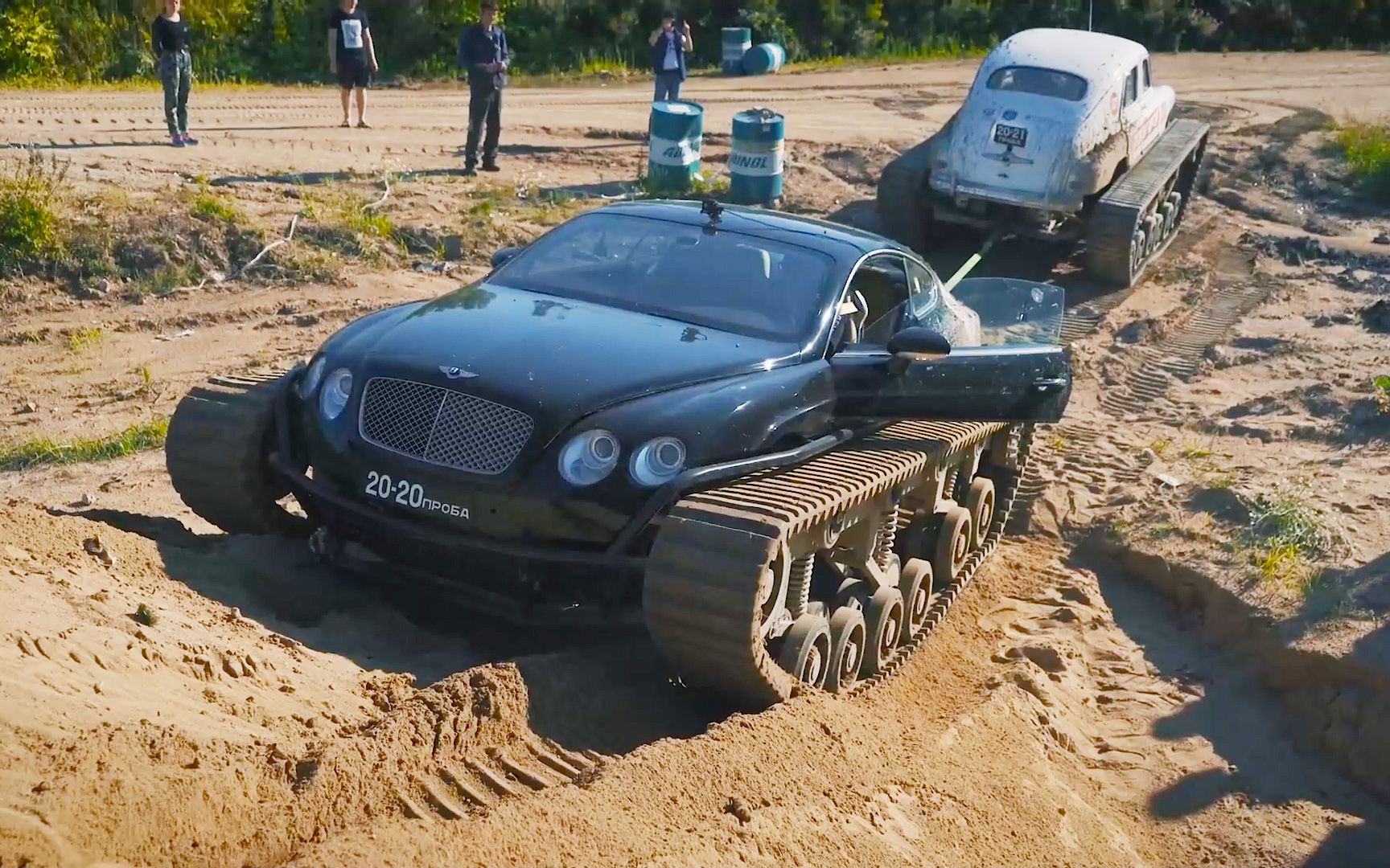 将宾利的轮胎换成履带底盘,通过能力丝毫不输坦克