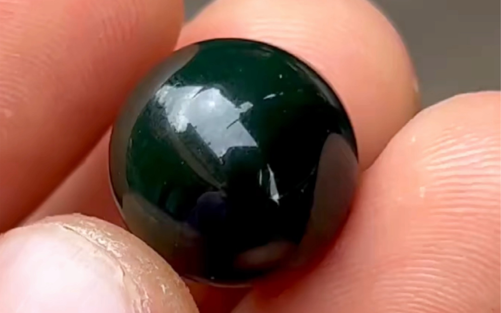 南红的伴生矿美姑绿像不像泡油的绿松石呢?