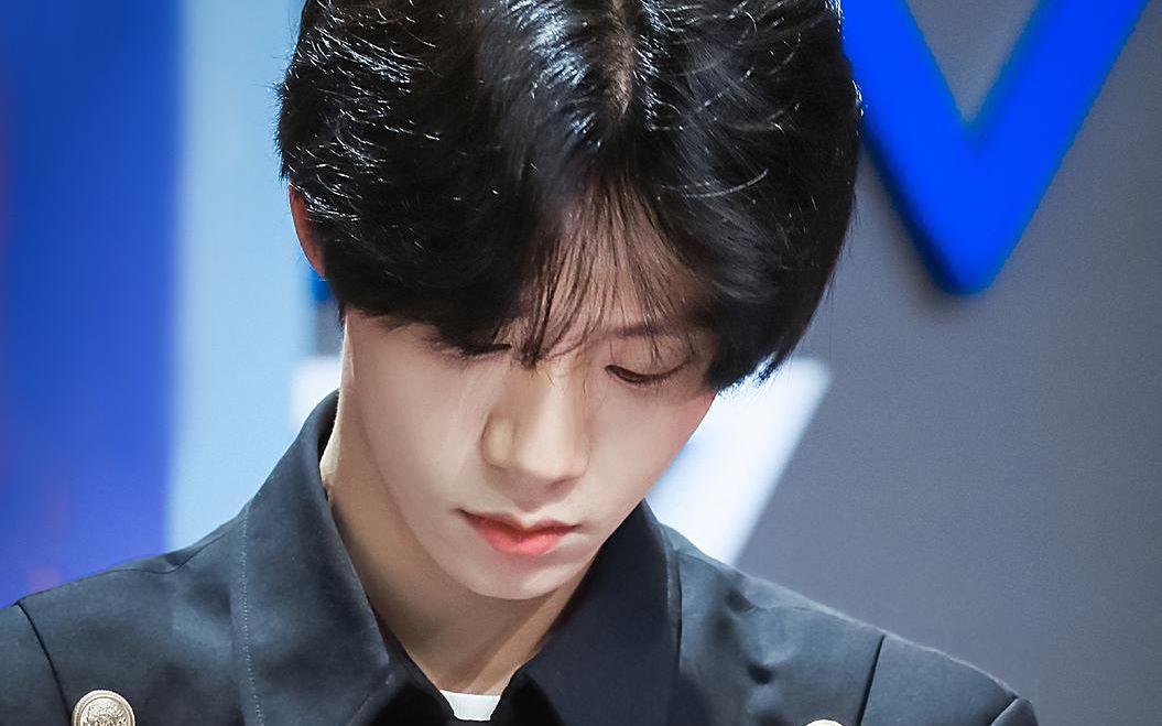 鼓手胡宇桐快问快答 身材or颜值哪个更棒?_哔哩哔哩_bilibili