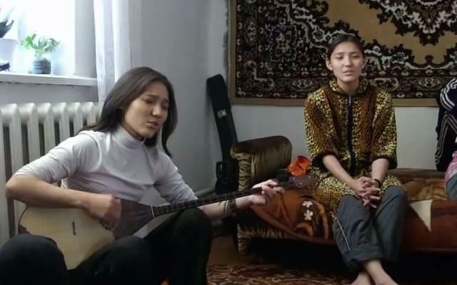 冬不拉/哈萨克人的家庭时间/我太喜欢西域音乐了/Kazakh Anara & Dinara/东不拉/东布拉/Dombra哔哩哔哩bilibili