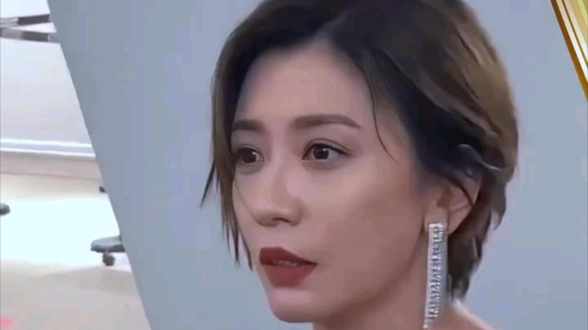 昨日贾静雯全新短发中开造型亮相金钟奖