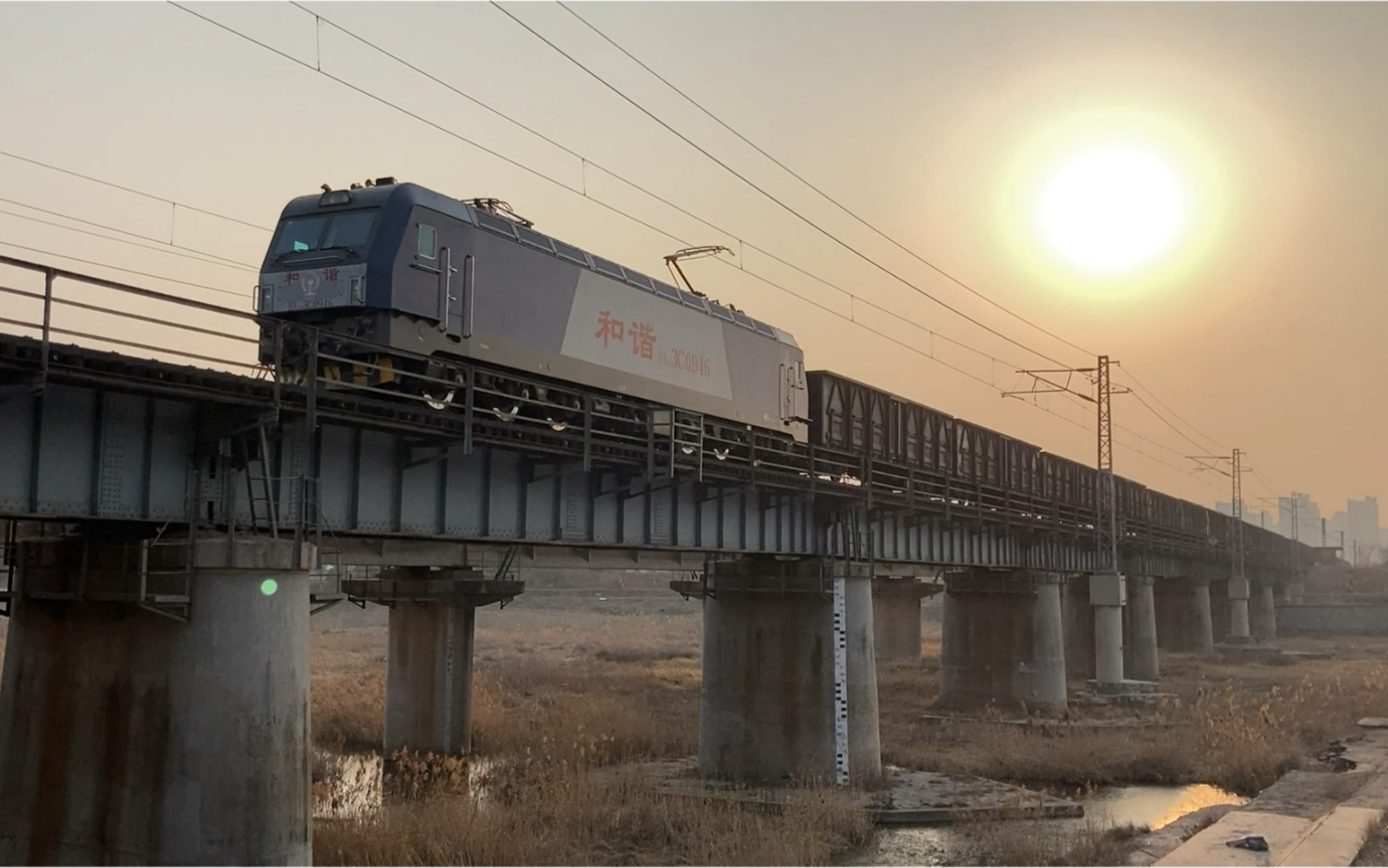 【蓝烟铁路】hxd3c货列通过蚬河铁路桥