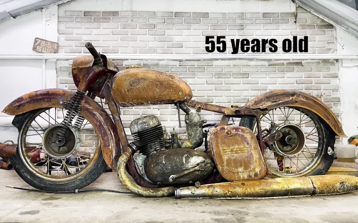1960 年代修复废弃的旧摩托车 jawa