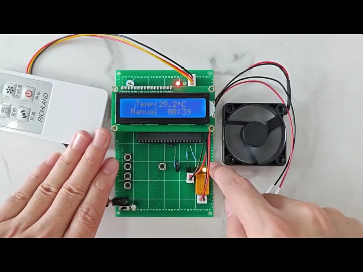 系统通过ds18b20温度传感器感应环境温度并通过lcd1602