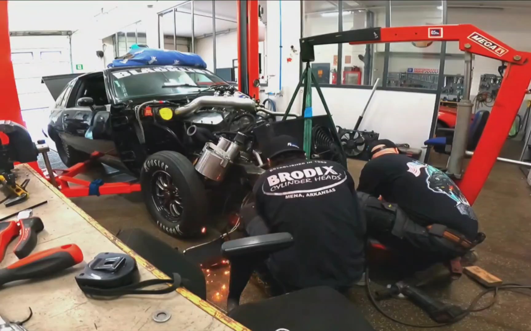 华盛顿城镇上的汽车修理厂 michael 迈克尔 维修技工在修理汽车 技术