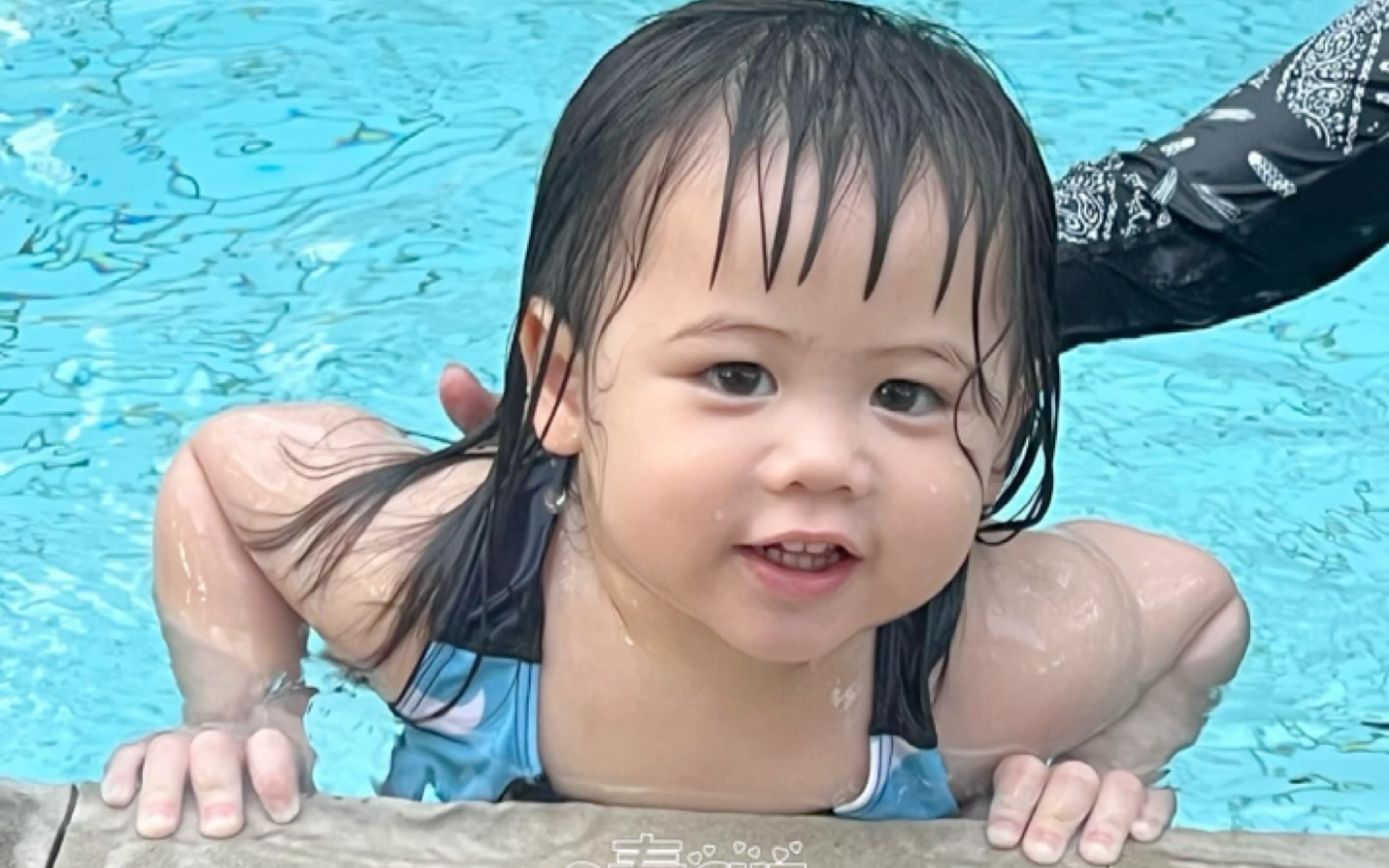 香波的女儿阿比盖尔穿泳衣太可爱了99