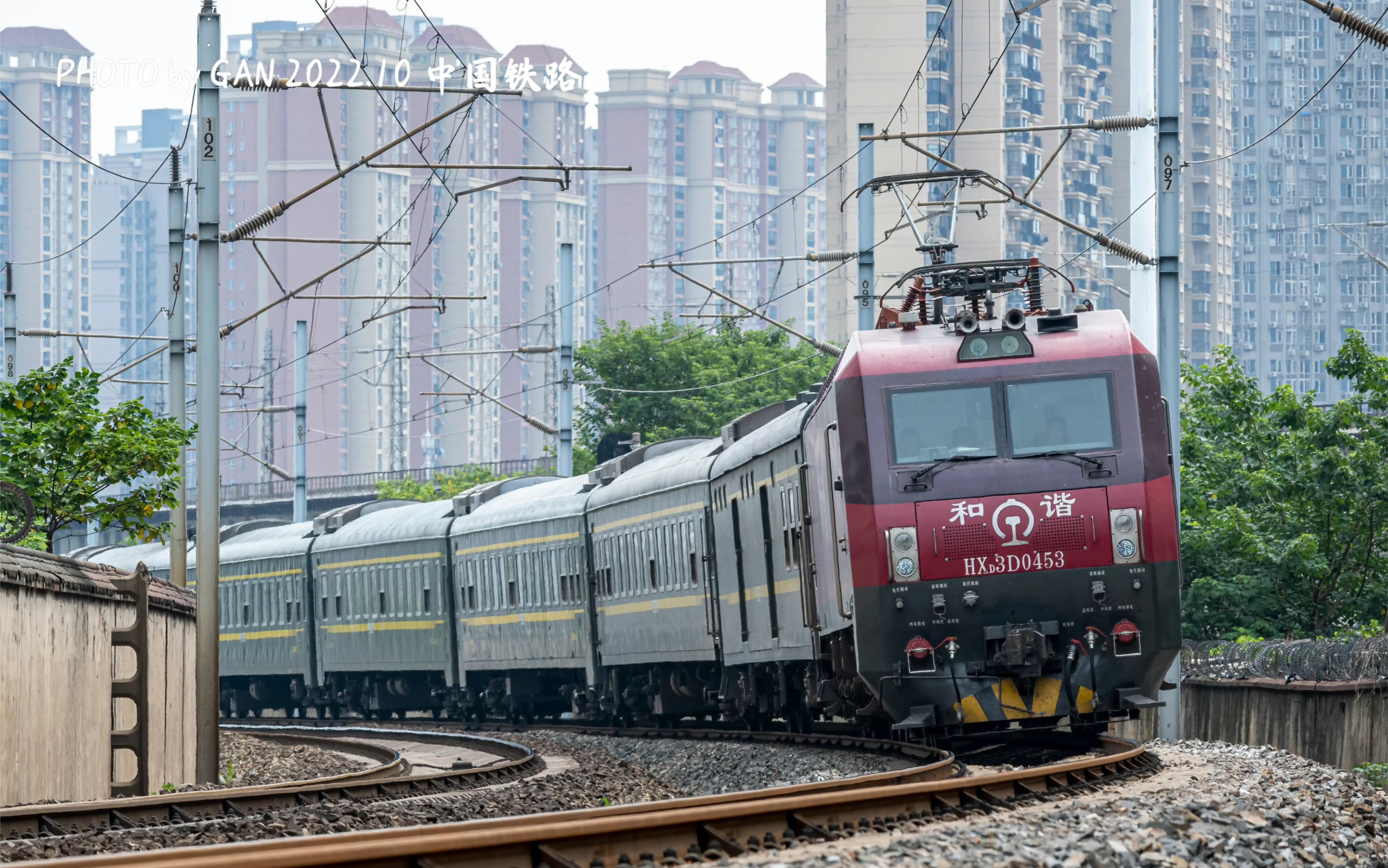 西局西段hxd3d0404牵引客车t111次慢速通过