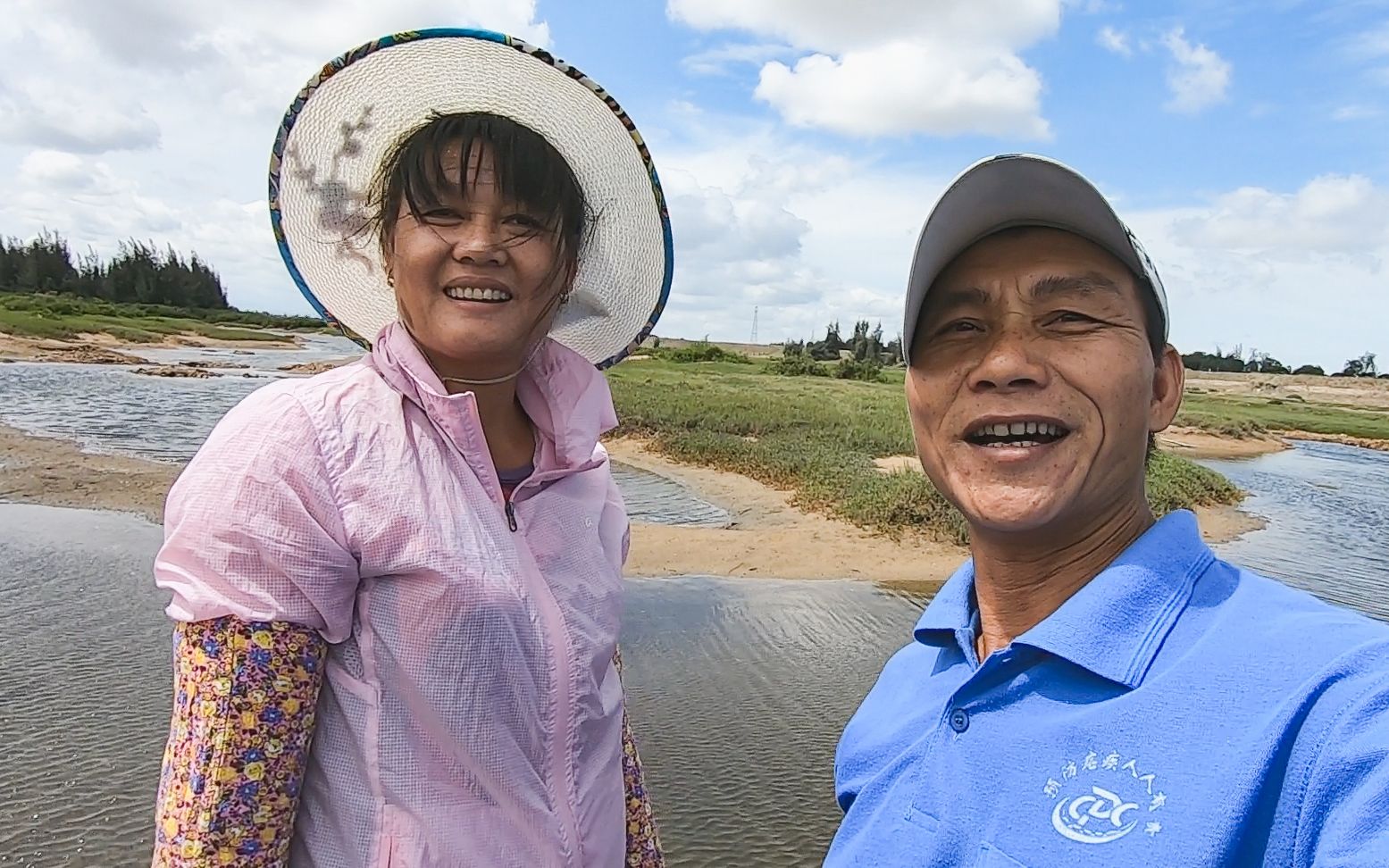 阿文夫妻俩联手赶海大螃蟹大海螺抓满满一桶两人都快抬不动了