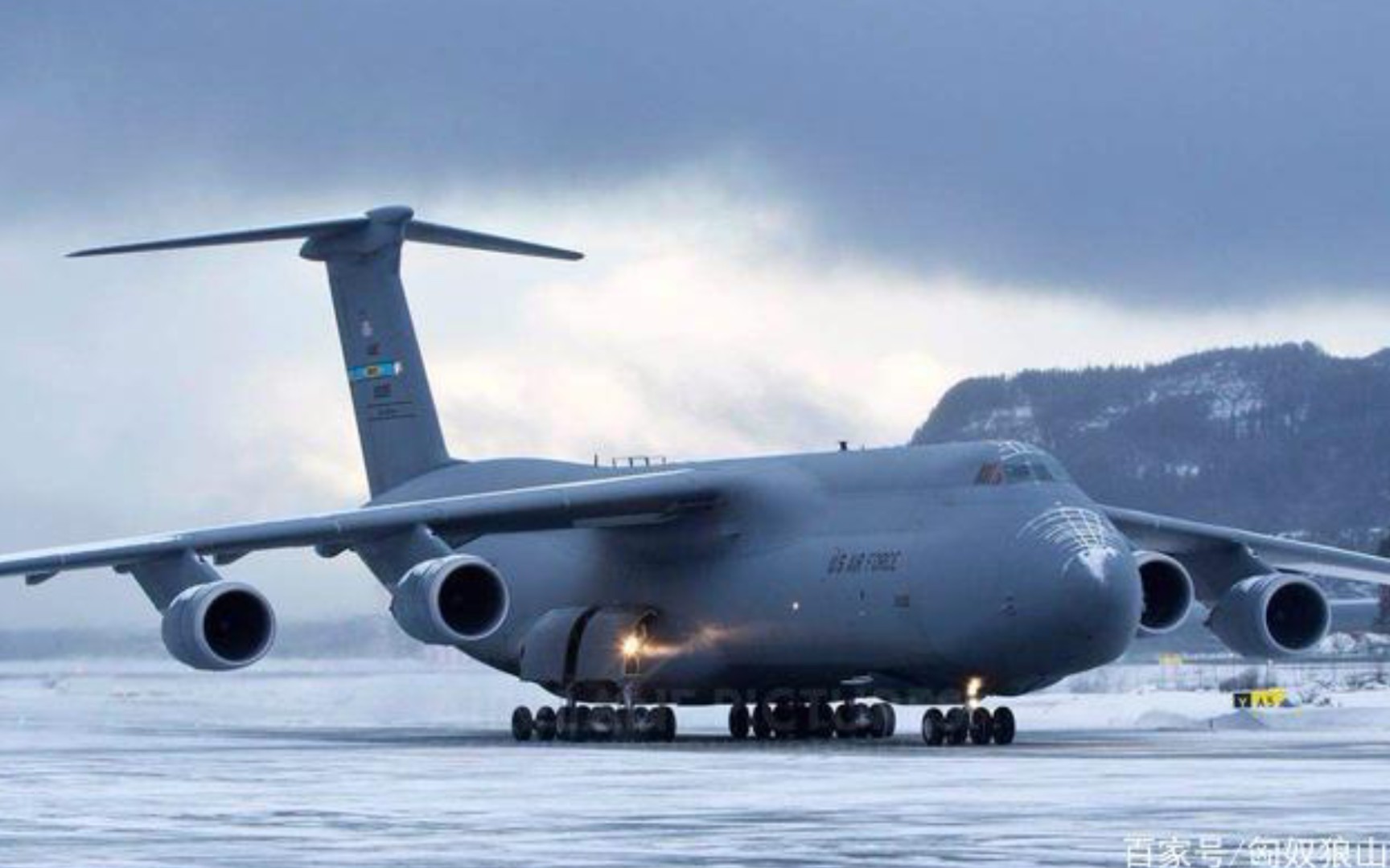 c-5银河运输机,白头鹰最大的战略运输机,体积仅次于安-225,性能强悍!