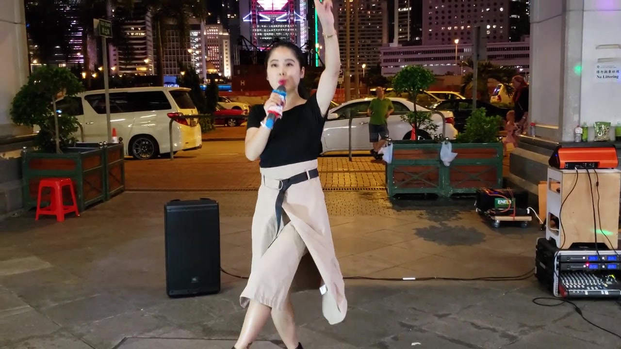 [图]长相清秀的美女依依街头演唱《你是我的妞》节奏动感，好听