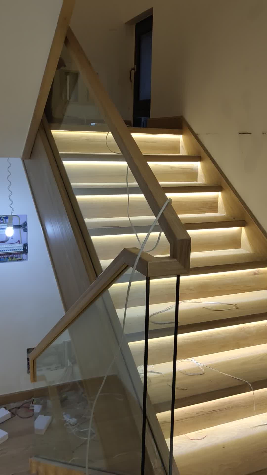 上科智联网红楼梯灯