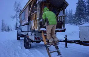 Télécharger la video: 这才是极品牛人，在-20°的暴风雪房车内极限野营，风力达到了8级