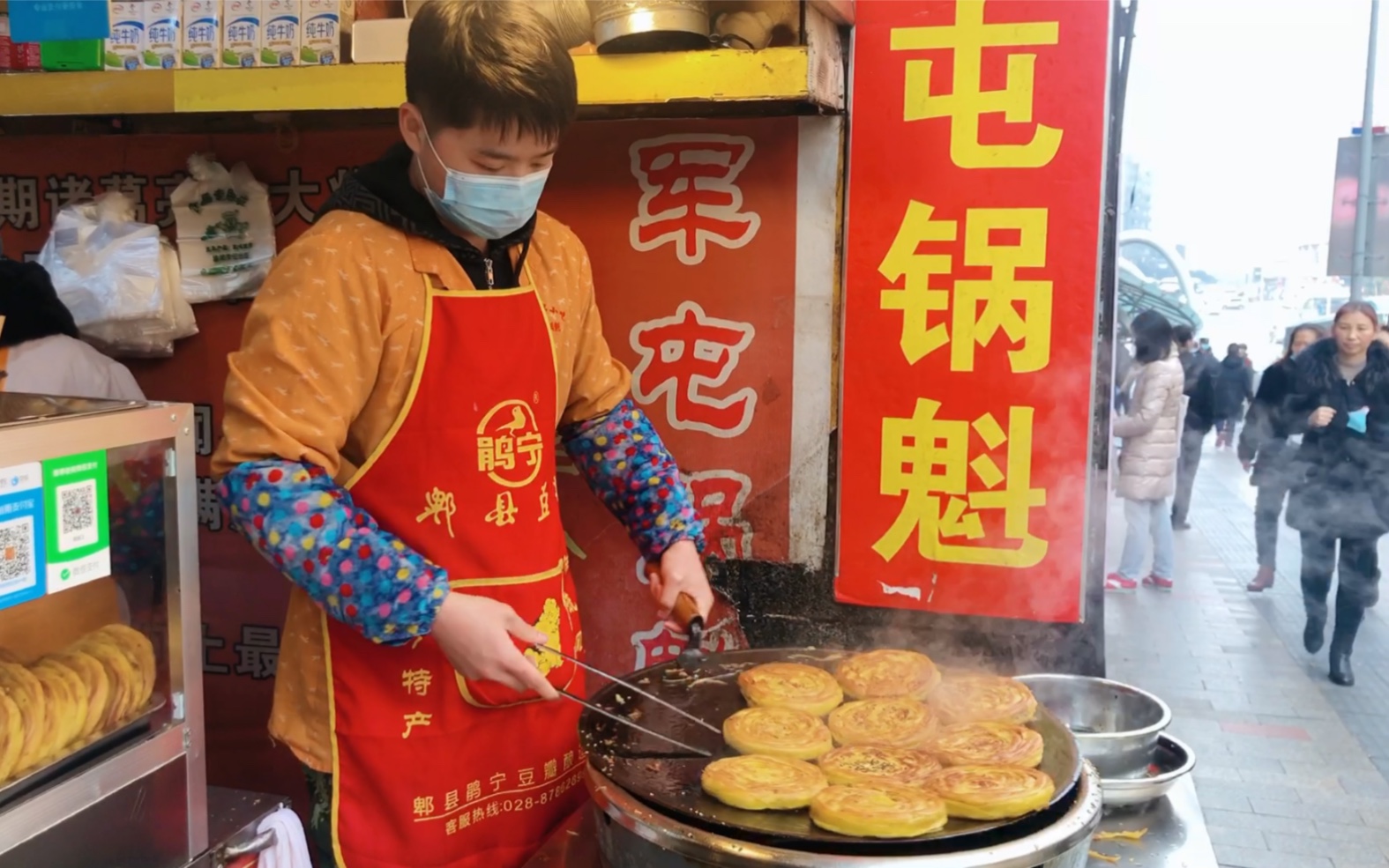 成都22岁小伙在重庆5平米小店卖军屯锅盔月入过万,实拍军屯锅盔制作流程,确实好吃哔哩哔哩bilibili