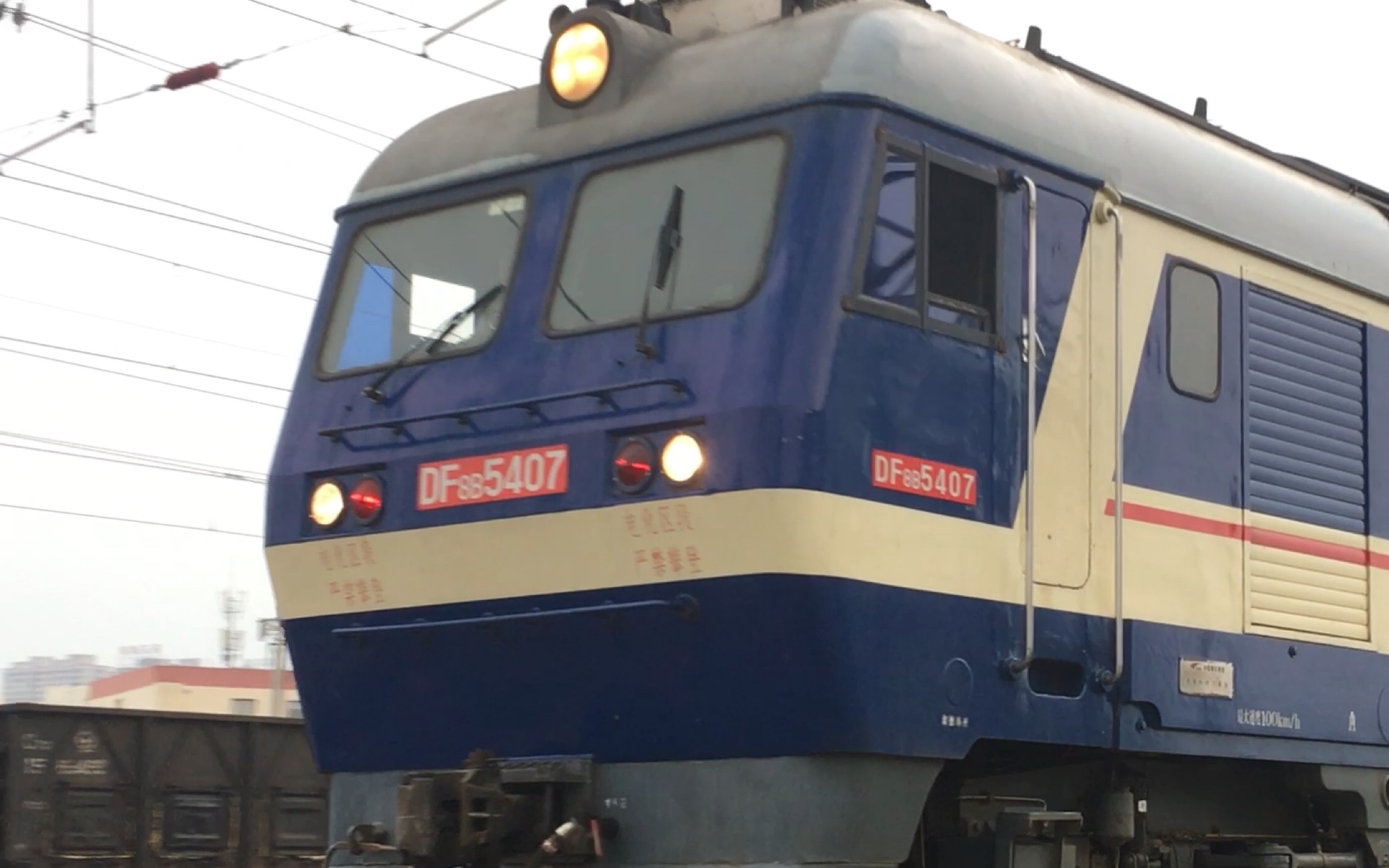 [df8b]你知道进站货运列车多久才能停车吗?