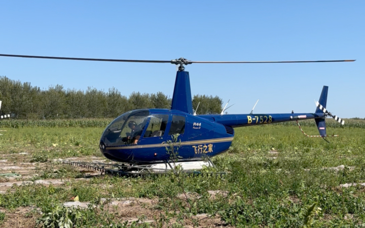 直升机打药:农业现代化的新篇章
