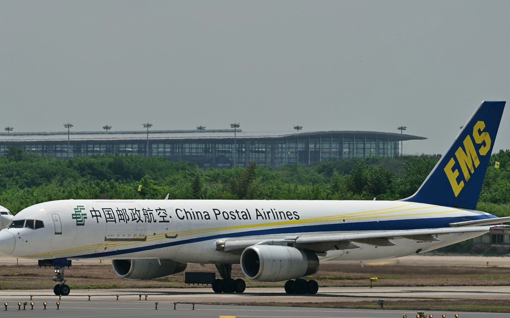 您的快递已发货,邮政b757货机nkg06跑道起飞