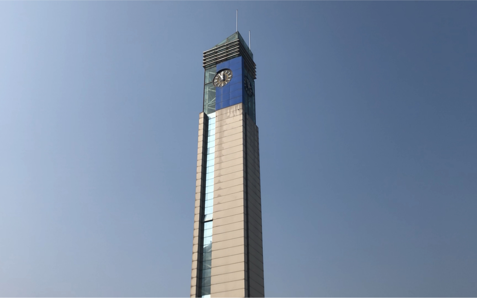 重庆北站南广场钟楼上午11点报时