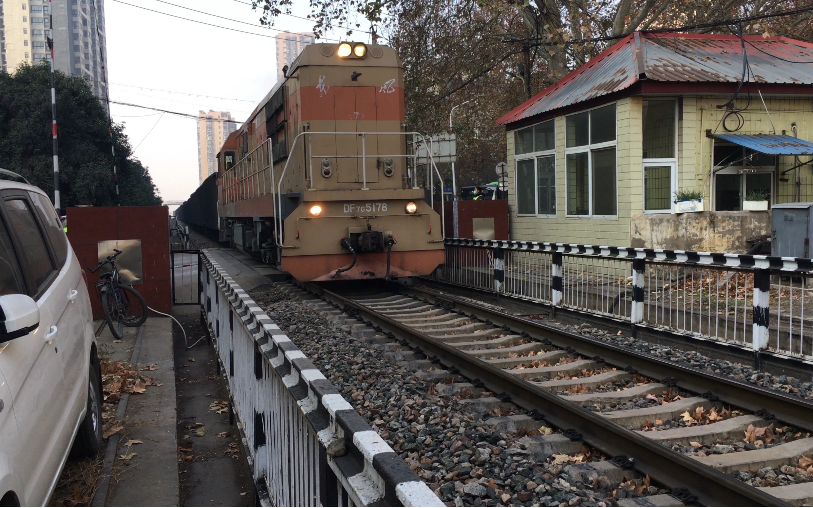 【平煤铁路】df7g-5178牵引货列通过团结路道口