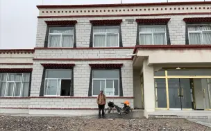 Скачать видео: 骑行阿里中线，无人区里发现一座废弃酒店，我独自在里面睡觉一点也不怕