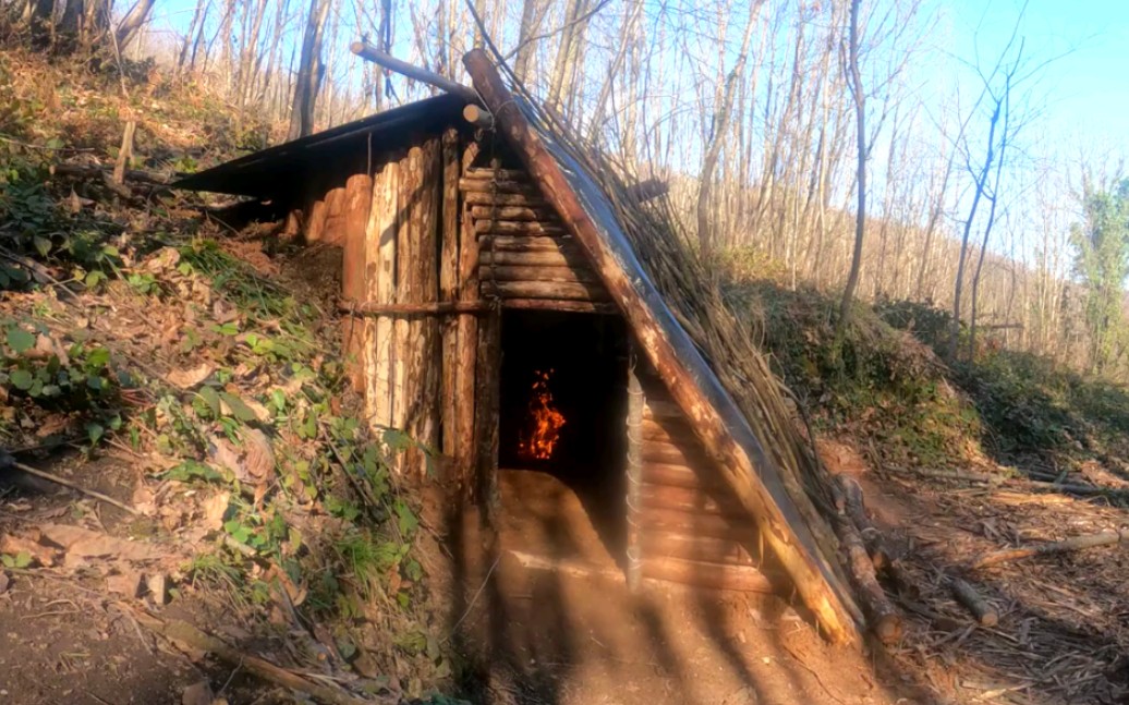 冬季荒野生存挑战技能,原木建造生存庇护所野营过夜,地面铺上木头