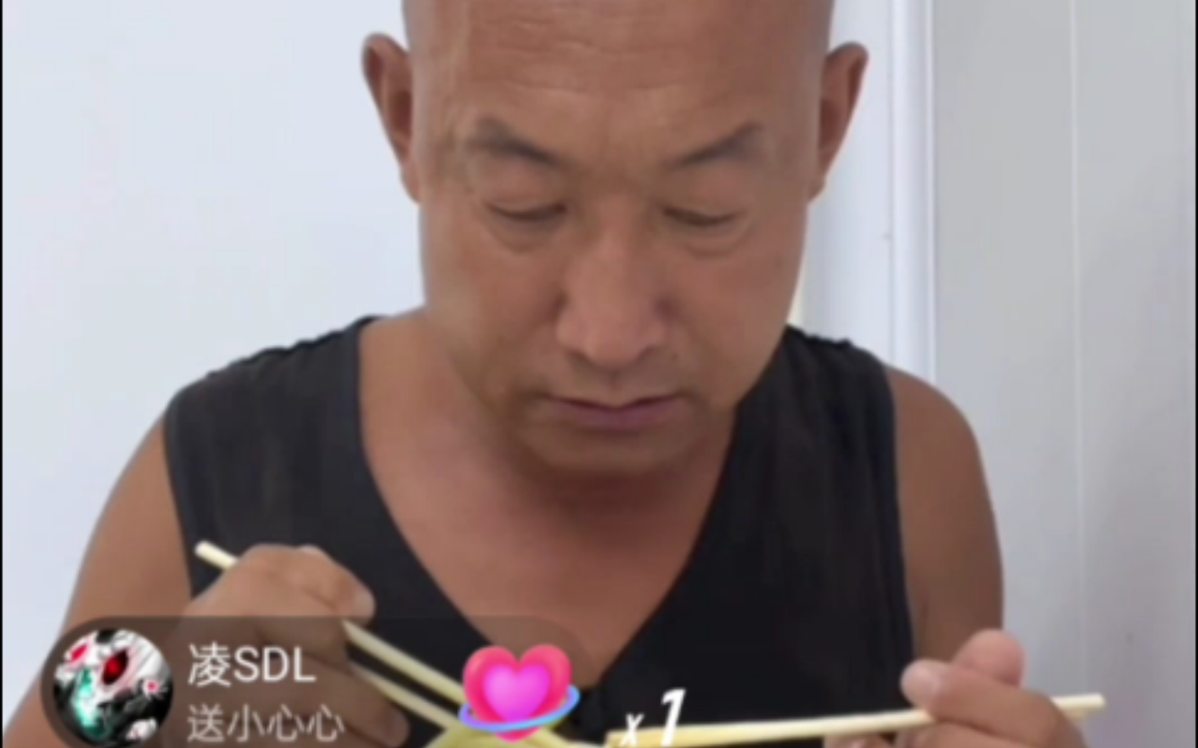 冬泳怪鸽双手持筷子吃饭02(奥利给)