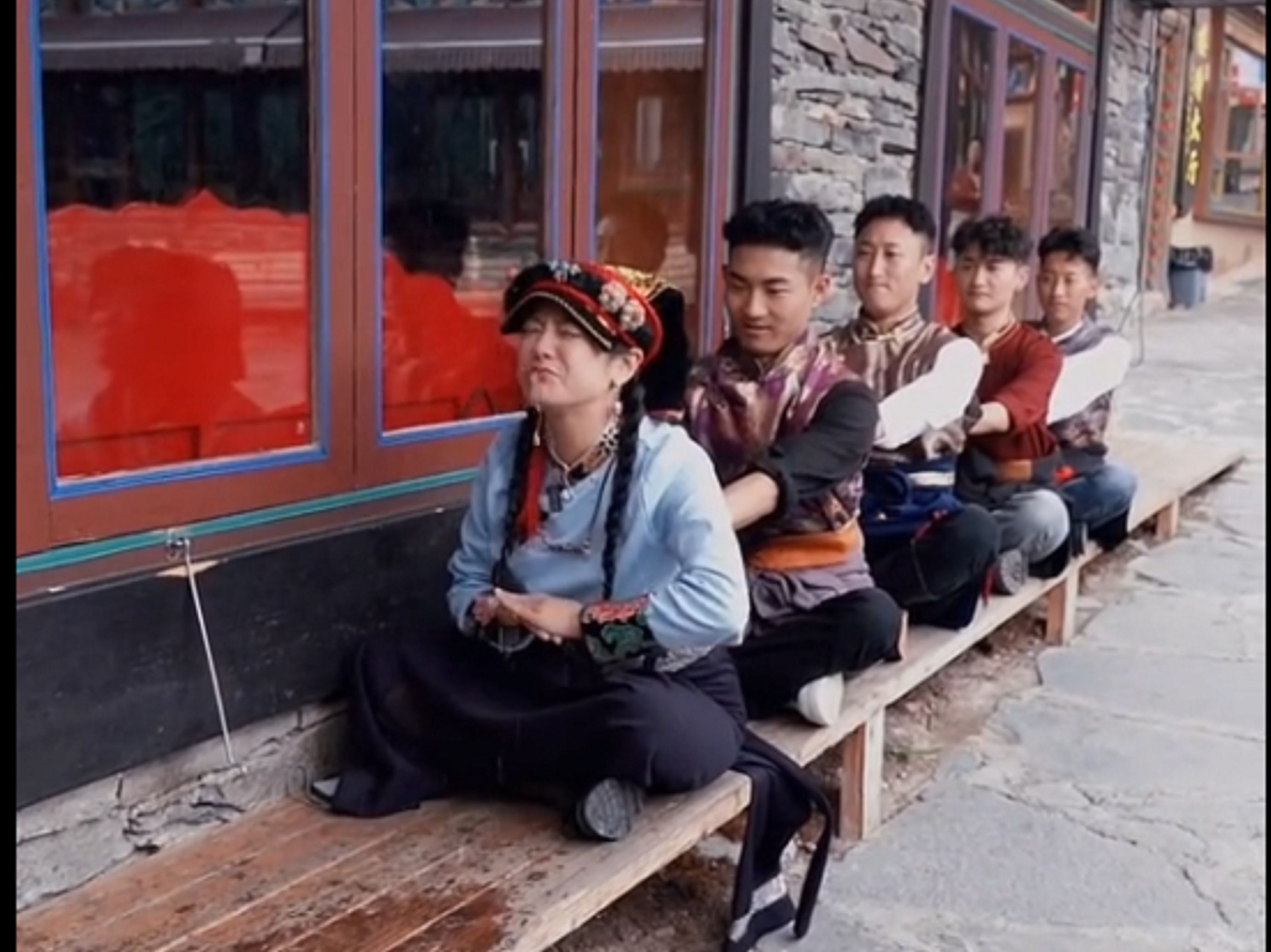 嘉绒阿娟:带着一群小孩玩,好好玩!