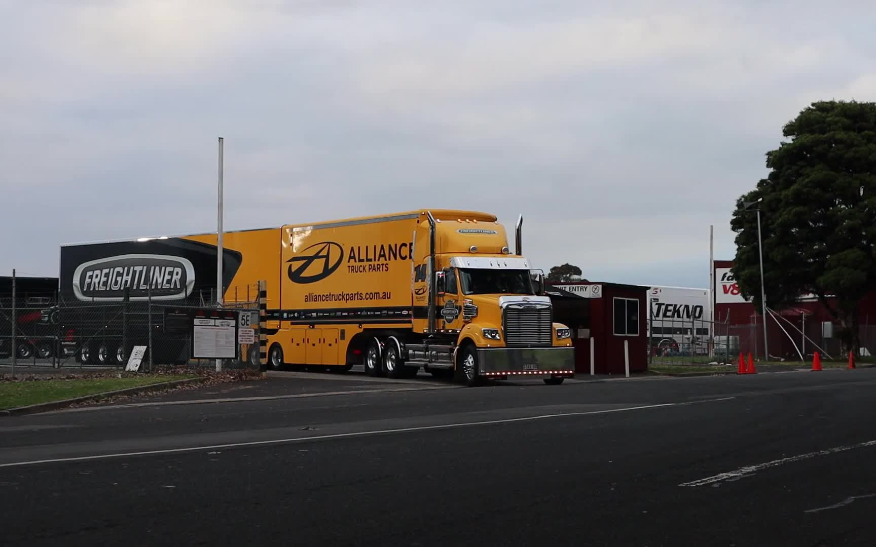 【澳大利亚】最好的 freightliner 卡车牵引赛车_哔哩哔哩_bilibili