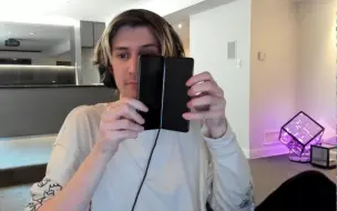 Download Video: xQc 第N次炫耀他的折叠手机