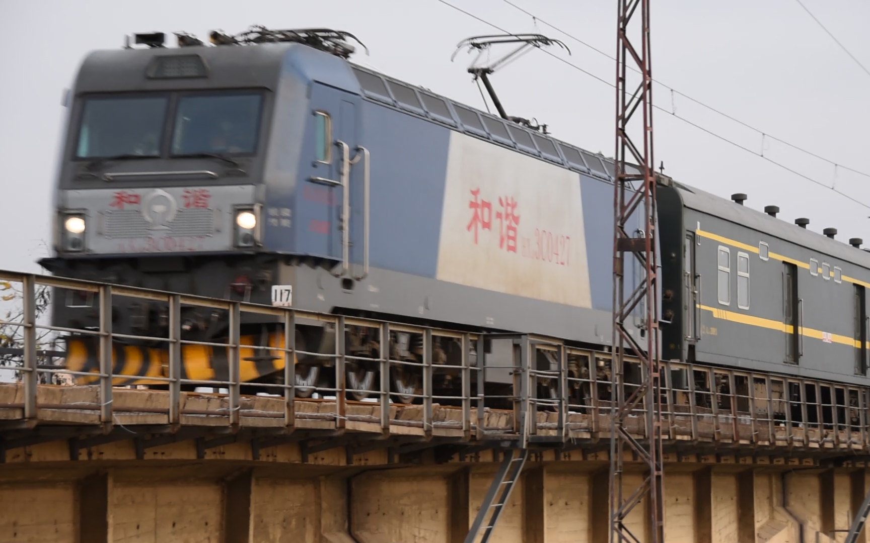 焦柳铁路上行线k206,k238次旅客列车通过k117 000(洛河桥北)(上行线西