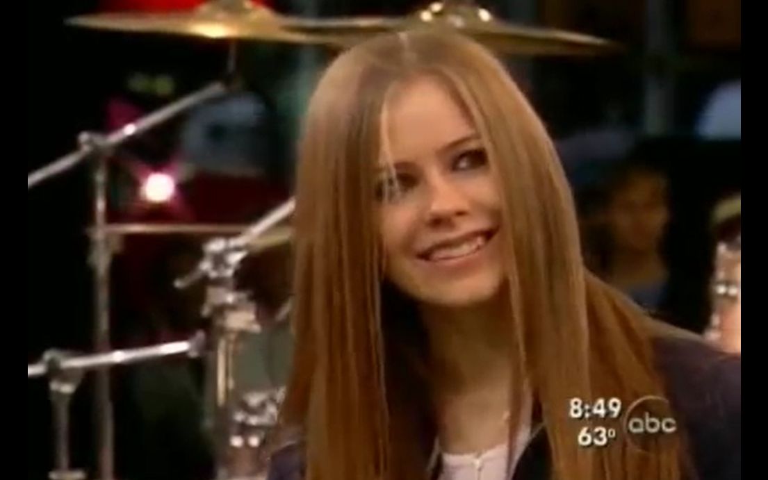 [图]【超复杂】Avril Lavigne - Complicated (Live GMA) 2002.08.29