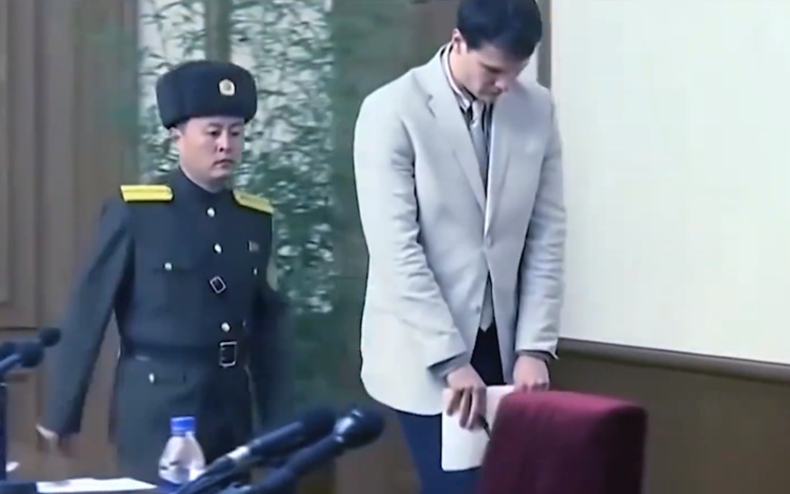 美国小伙朝鲜旅游被判15年,公开审判吓哭小伙释放回国已成植物人