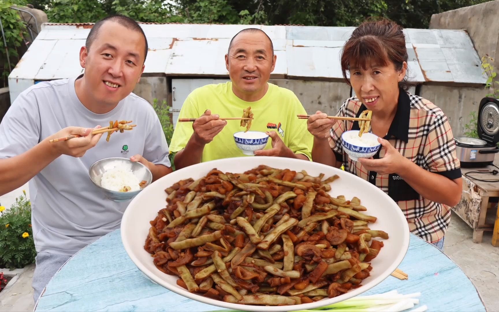 大彭下厨做了啥菜?据说是青岛人的美食,咸香味美,好吃到流口水哔哩哔哩bilibili