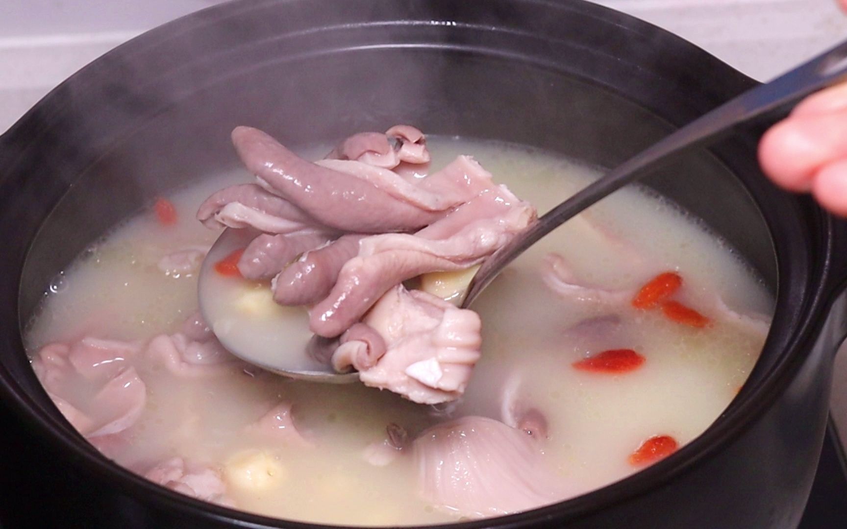 莲子猪肚汤不一样的做法,这样炖温补又养胃,不忘了多煮给家人吃