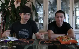 Download Video: 【Matt stonie】裂口大胃王小哥哥和萌小弟一起吃辣条！！辣出烈焰红唇，辣到潸然泪下!