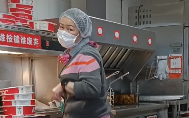 服务员阿姨:原神是什么游戏啊 原神联动kfcvilog