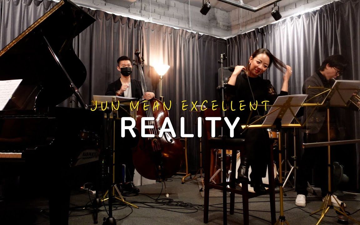 [图]苏菲玛索的初吻！爵士乐队演奏《Reality》，耳机音乐响起的那一刻，世界都安静了