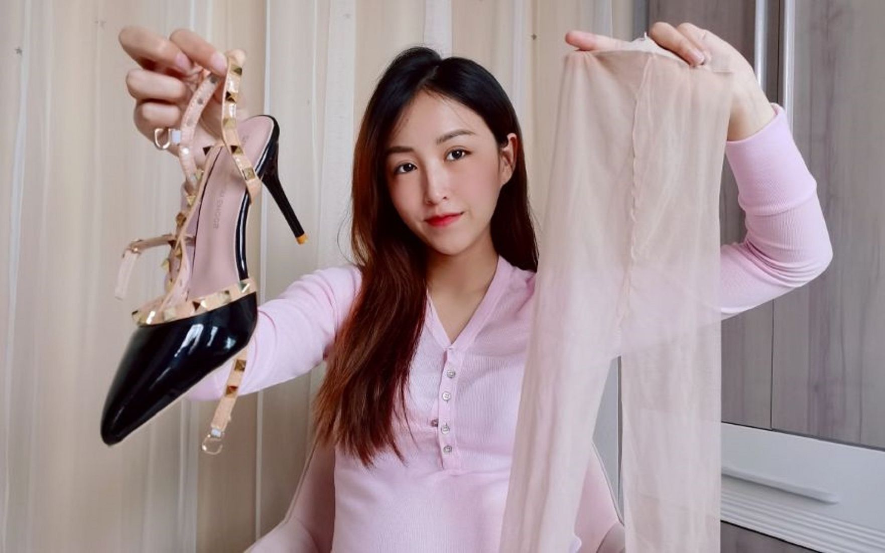 珂珂试穿新款铆钉高跟鞋搭配一条肤色丝袜上脚超有气质范