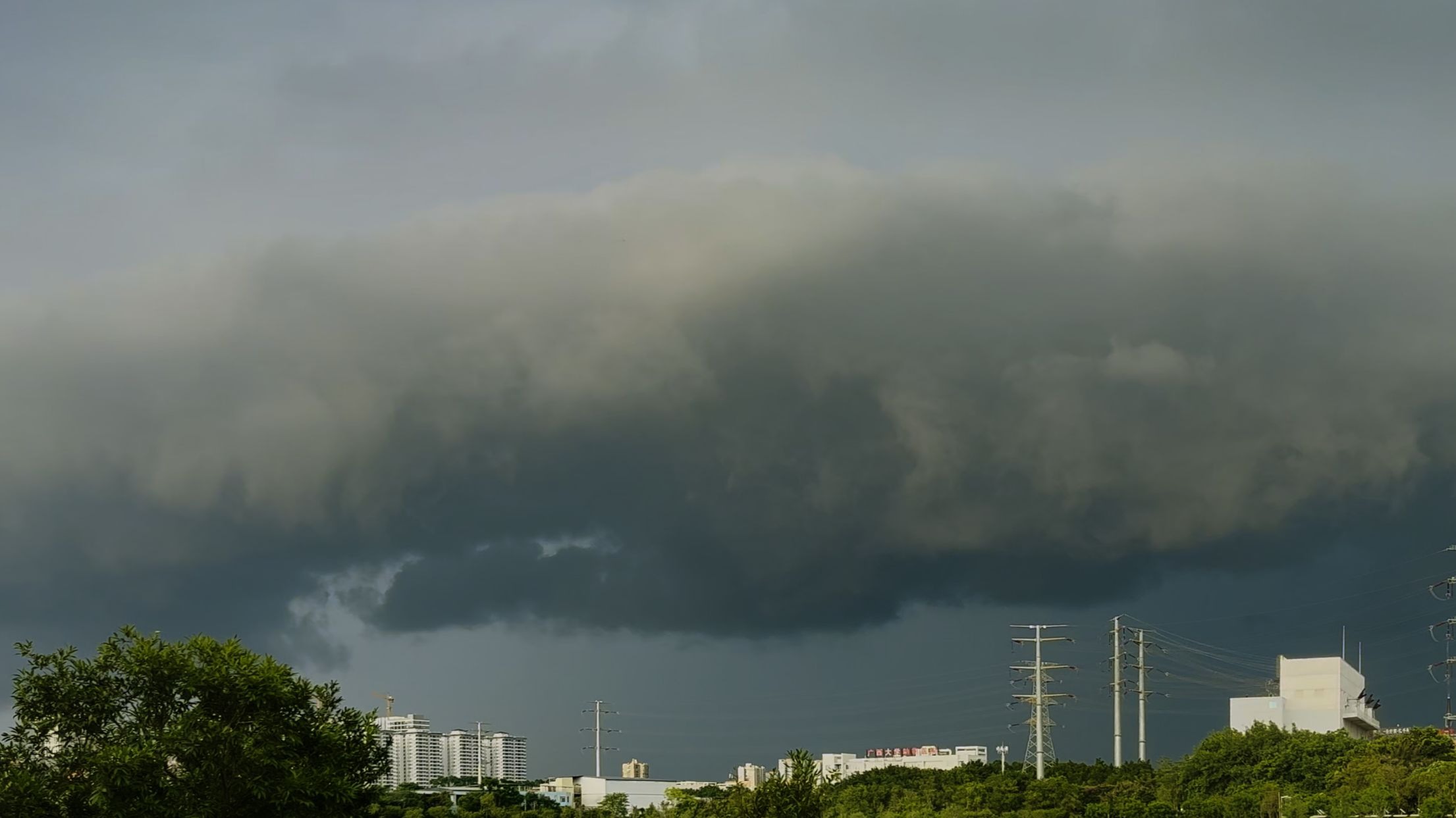 台风"丹娜丝"带来了壮观的弧状积雨云