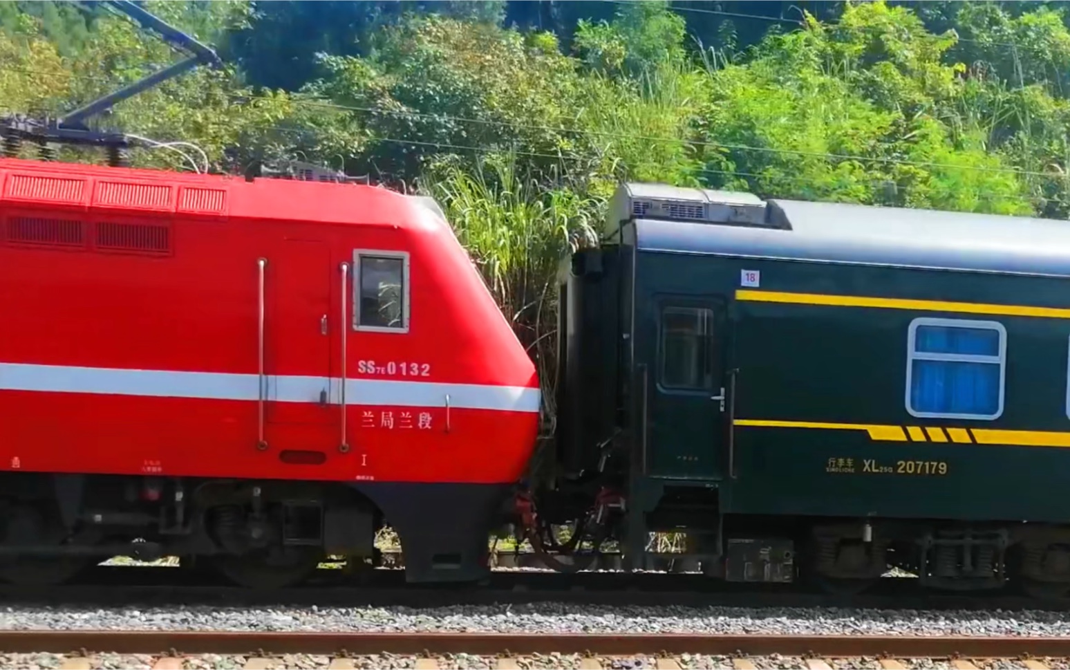 k1503龙桂站超越ss7e0132兰局兰段k1583重庆西-乌鲁木齐 12:05