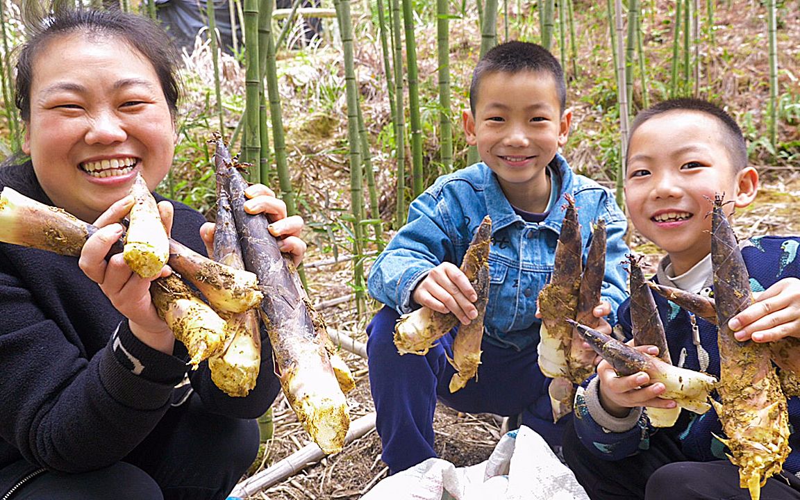 带孩子进山挖笋,挖到39个,把他们乐坏了,高兴地扛回家