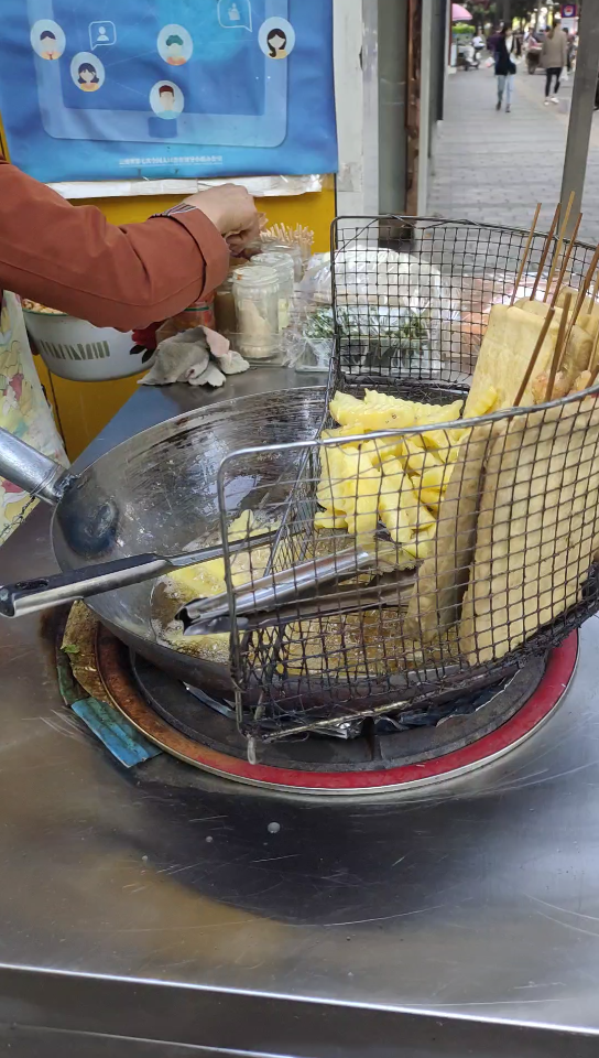活动  小区门口新来的炸洋芋摊 味道比较老昆明了 希望不要被城管赶走