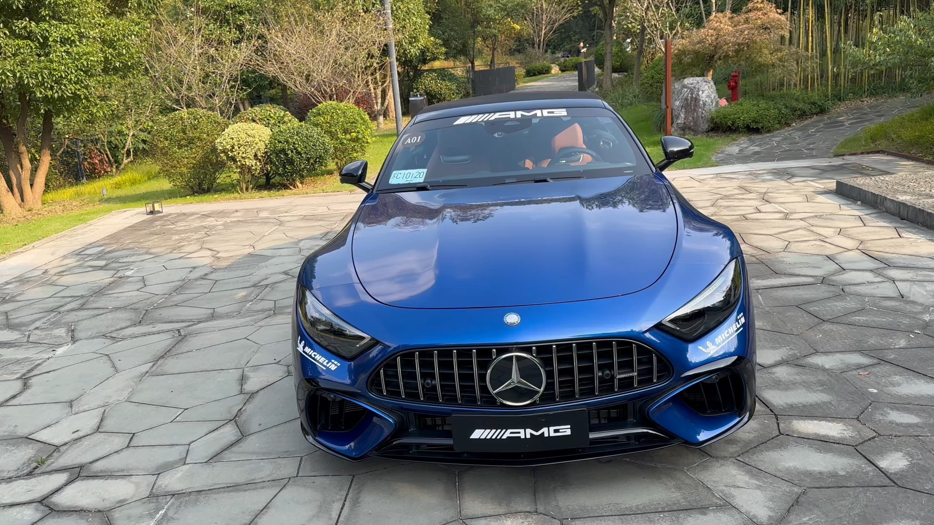 浅谈一下全新梅赛德斯AMG SL 63 4Matic+静态体验略显遗憾,动起来之后的SL63充满惊喜,特别是在赛道上,近2吨重的车在弯中非常活跃,体感加…哔...