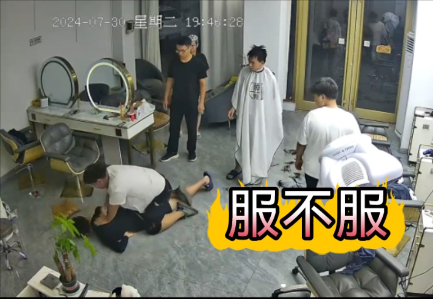 理发店角斗现场，大块头抱摔精神小伙，虽然顽强不屈，奈何实力悬殊…