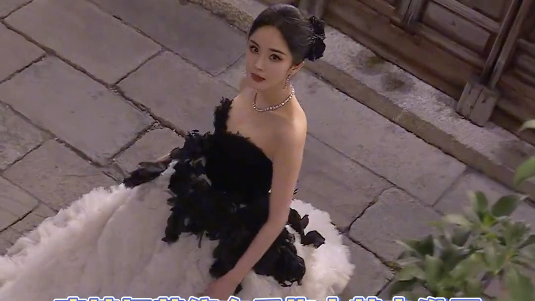 杨幂gq盛典手上的花是礼服上掉下来的 一开始以为这是造型诶!