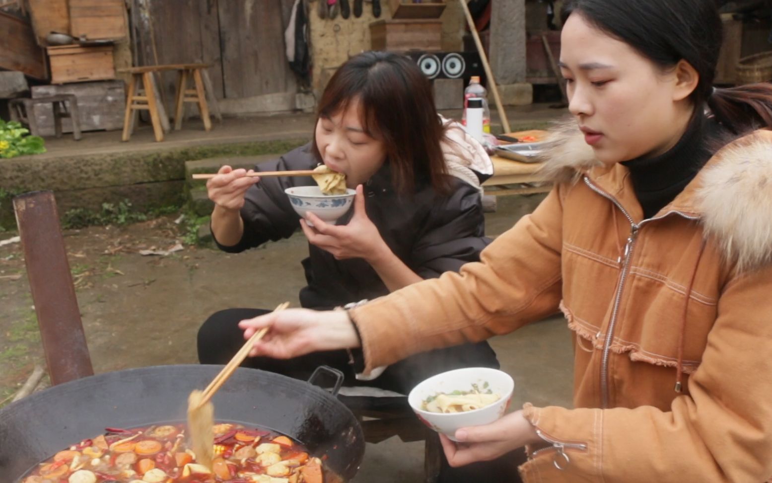 秋妹和姐姐想吃火锅,130块钱弄了一大锅,一次全吃光好过瘾